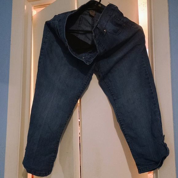 💙 NWOT Womens Beau Capri Denim Jeans 6 Comfy Casual Lunch Shopping Faded - Picture 3 of 3